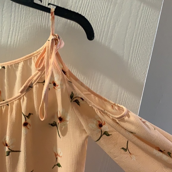 Peach colored open shoulder blouse - Picture 3 of 3